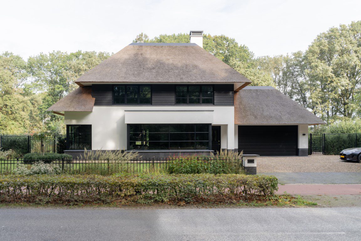 Villa bouwen; Witte villa met rieten dak, luxe villa, exclusief, zwarte kozijnen, modern, vrijstaande woning, design, nieuwbouw villa, rietgedekte villa, villabouw