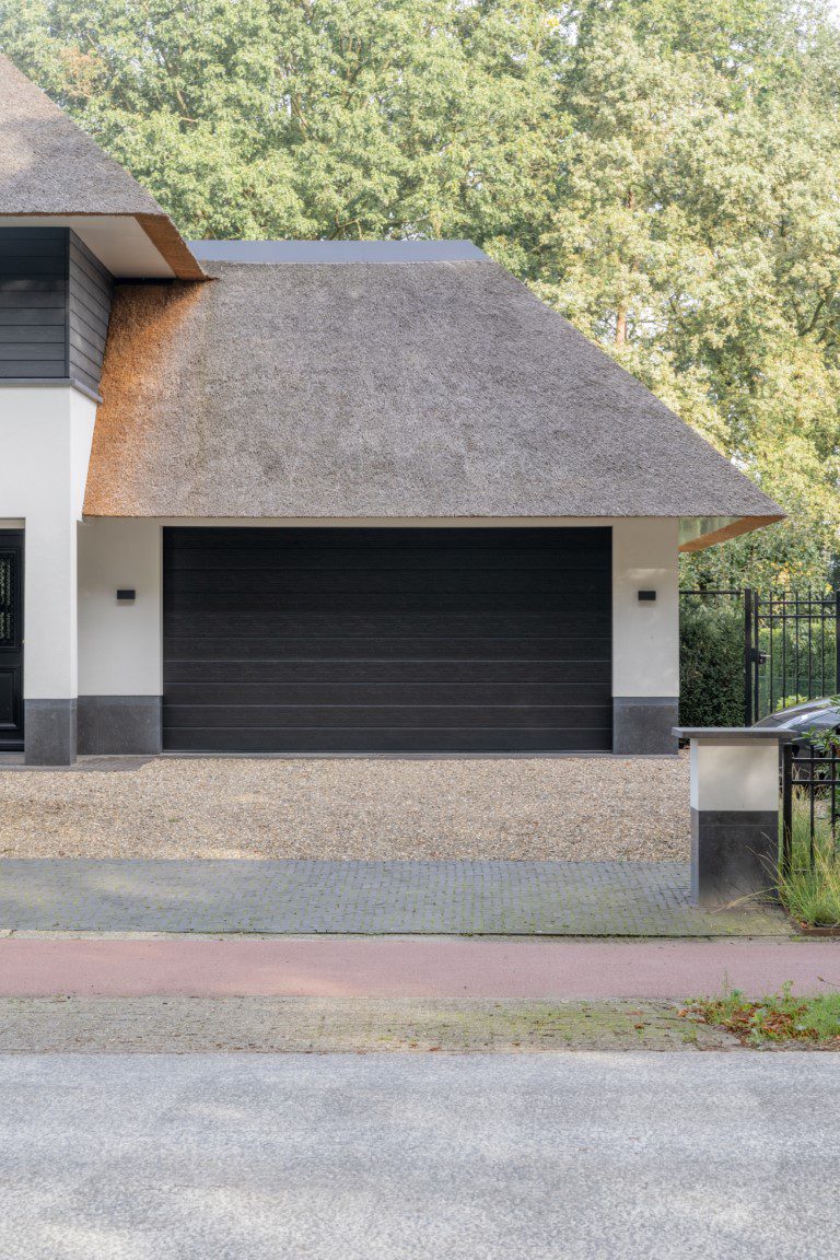 Luxe garage, exclusief, rieten dak, rietgedekte villa