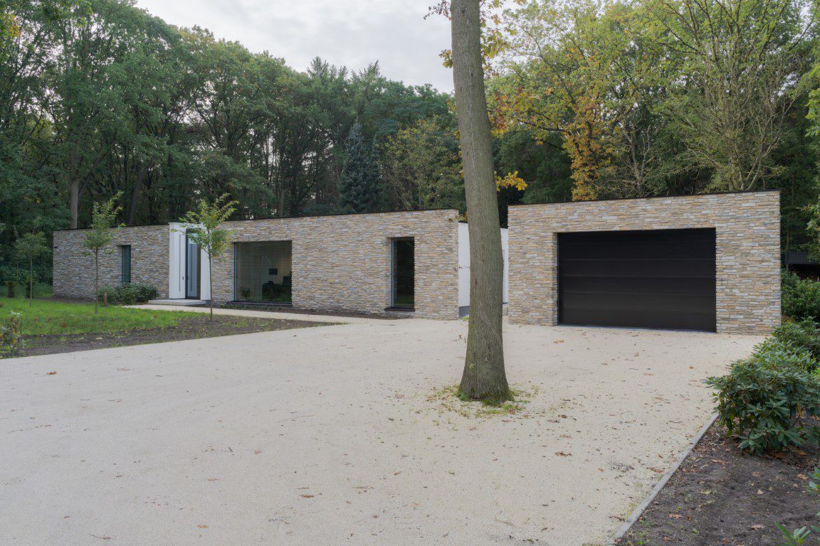 Luxe villa met vrijstaand atelier, garage, minimalistisch, moderne villa bouwen, traditionele bouw